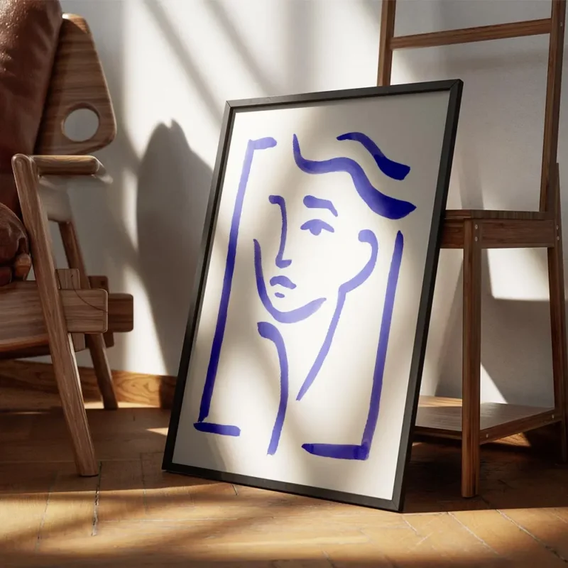 affiche avec un dessin de visage abstrait en lignes bleues sur fond clair style encadre.webp