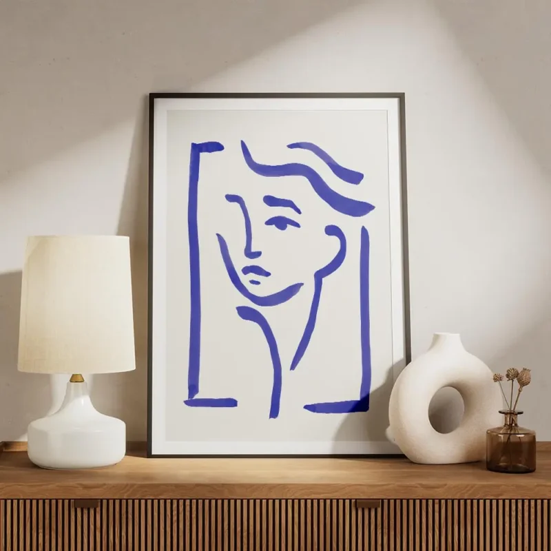 affiche avec un dessin de visage abstrait en lignes bleues sur fond clair style meuble.webp