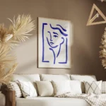 affiche avec un dessin de visage abstrait en lignes bleues sur fond clair style salon.webp