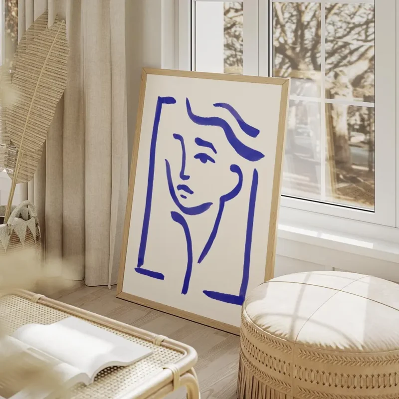 affiche avec un dessin de visage abstrait en lignes bleues sur fond clair style salon beige.webp