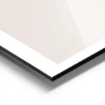 affiche avec un dessin minimaliste de seins sur fond rose pale typographie noire aluminium.webp