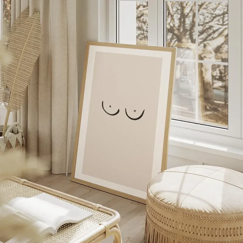 affiche avec un dessin minimaliste de seins sur fond rose pale typographie noire salon beige.webp