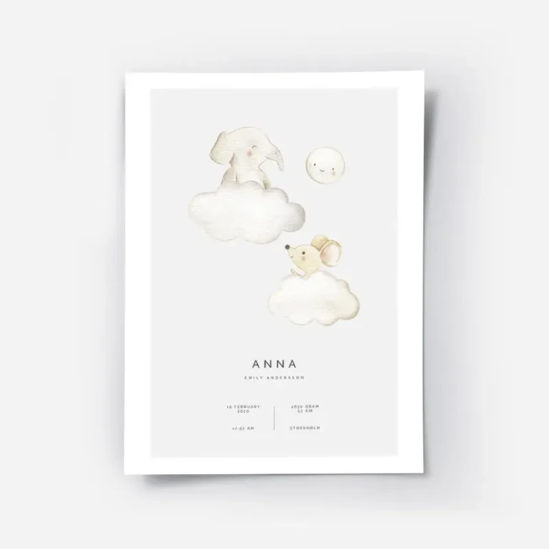 affiche avec un elephanteau et une souris sur des nuages avec un fond gris et du.webp