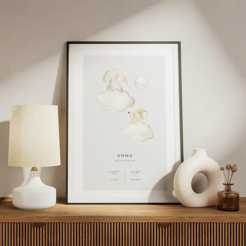 affiche avec un elephanteau et une souris sur des nuages avec un fond gris et du meuble.webp