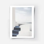 affiche avec un escalier bleu menant a une terrasse blanche surplombant la mer e.webp