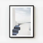 affiche avec un escalier bleu menant a une terrasse blanche surplombant la mer e avec cadre.webp