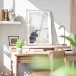 affiche avec un escalier bleu menant a une terrasse blanche surplombant la mer e bureau.webp