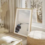 affiche avec un escalier bleu menant a une terrasse blanche surplombant la mer e salon beige.webp