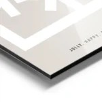 affiche avec un flocon de neige blanc graphique au centre dun carre sur fond bei aluminium.webp