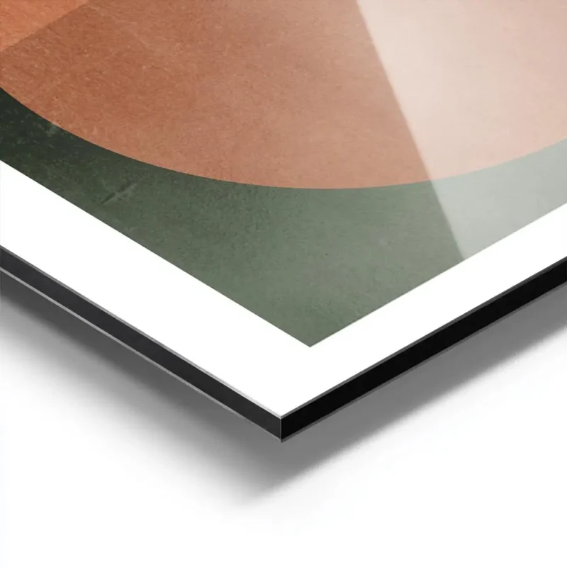 affiche avec un grand soleil orange sur fond beige et vert survole par des oisea aluminium.webp