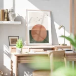 affiche avec un grand soleil orange sur fond beige et vert survole par des oisea bureau.webp