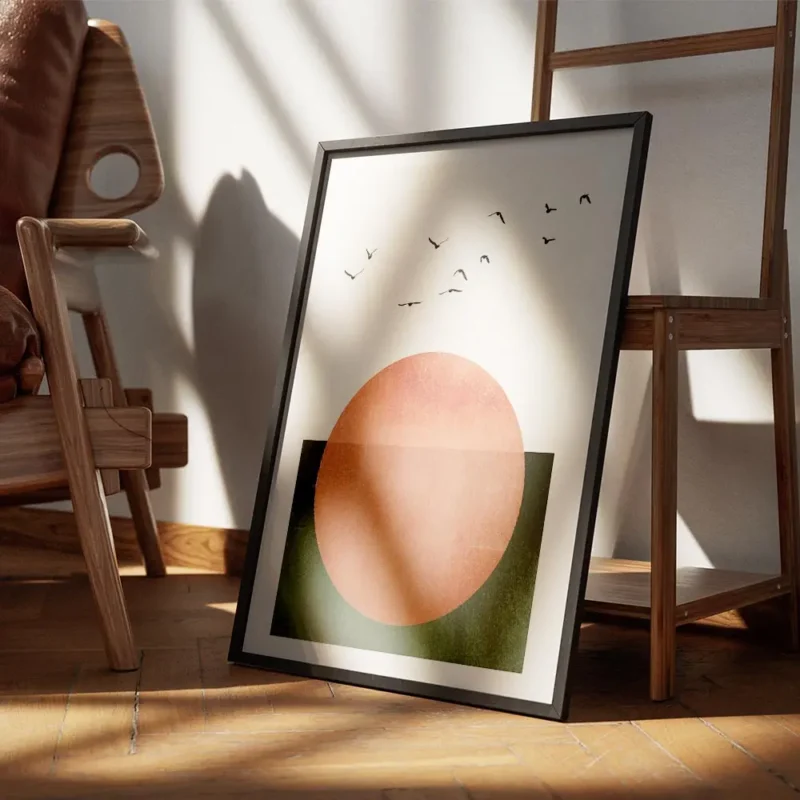 affiche avec un grand soleil orange sur fond beige et vert survole par des oisea encadre.webp