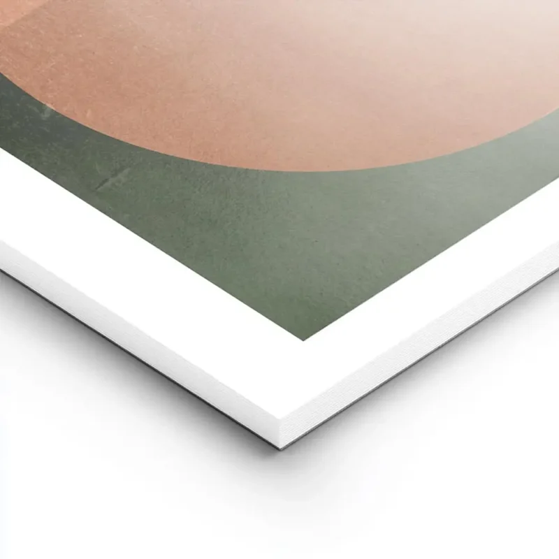 affiche avec un grand soleil orange sur fond beige et vert survole par des oisea lightpanel.webp