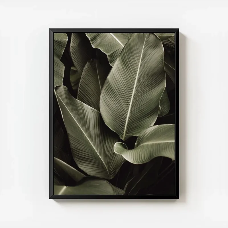affiche avec un gros plan de feuilles tropicales vert fonce aux nervures proemin avec cadre.webp