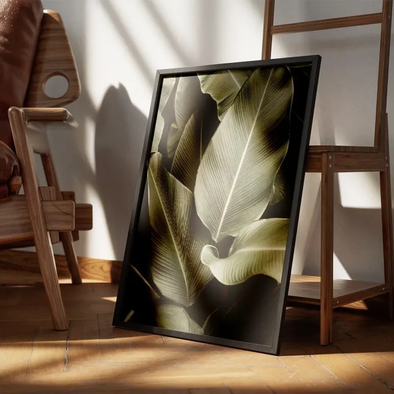 affiche avec un gros plan de feuilles tropicales vert fonce aux nervures proemin encadre.webp