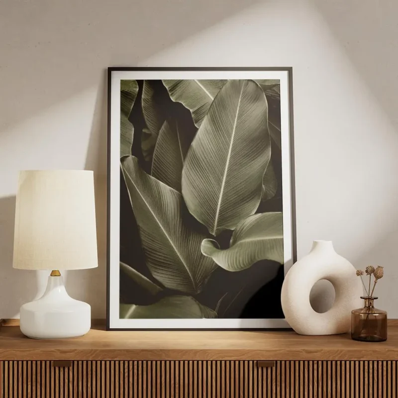 affiche avec un gros plan de feuilles tropicales vert fonce aux nervures proemin meuble.webp