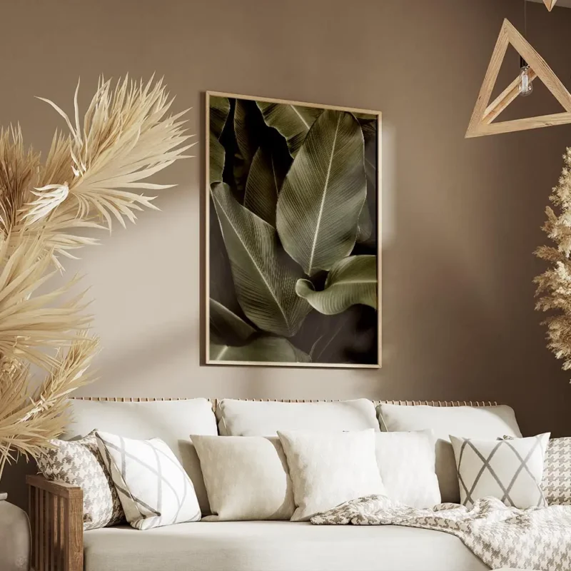 affiche avec un gros plan de feuilles tropicales vert fonce aux nervures proemin salon.webp