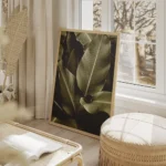 affiche avec un gros plan de feuilles tropicales vert fonce aux nervures proemin salon beige.webp