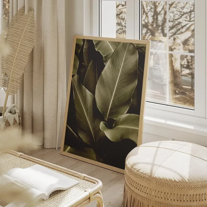 affiche avec un gros plan de feuilles tropicales vert fonce aux nervures proemin salon beige.webp