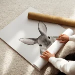 affiche avec un lapin marron clair a laquarelle sur fond blanc avec de grandes o enroule.webp