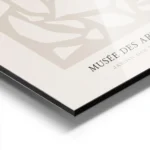 affiche avec un motif abstrait beige et texte noir style typographie sur fond cl aluminium.webp