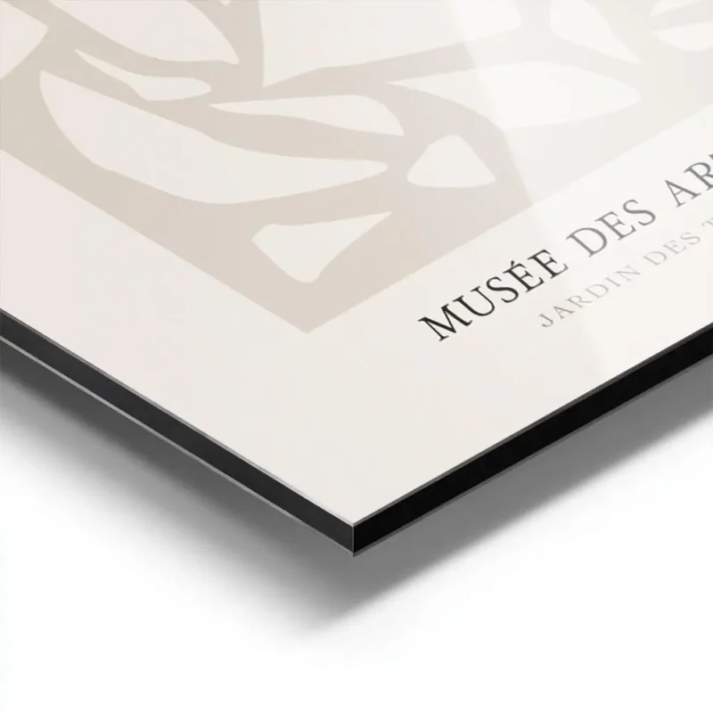 affiche avec un motif abstrait beige et texte noir style typographie sur fond cl aluminium.webp