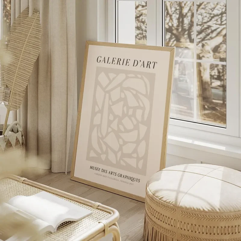 affiche avec un motif abstrait beige et texte noir style typographie sur fond cl salon beige.webp