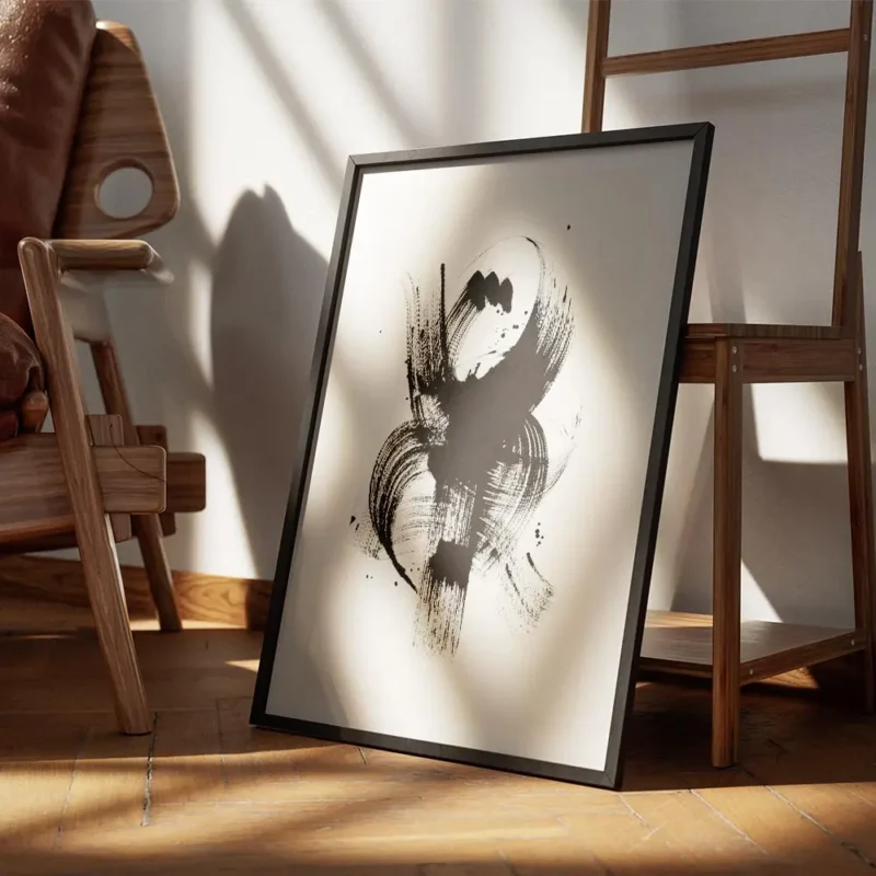 affiche avec un motif abstrait de coups de pinceau noirs audacieux et de taches encadre.webp