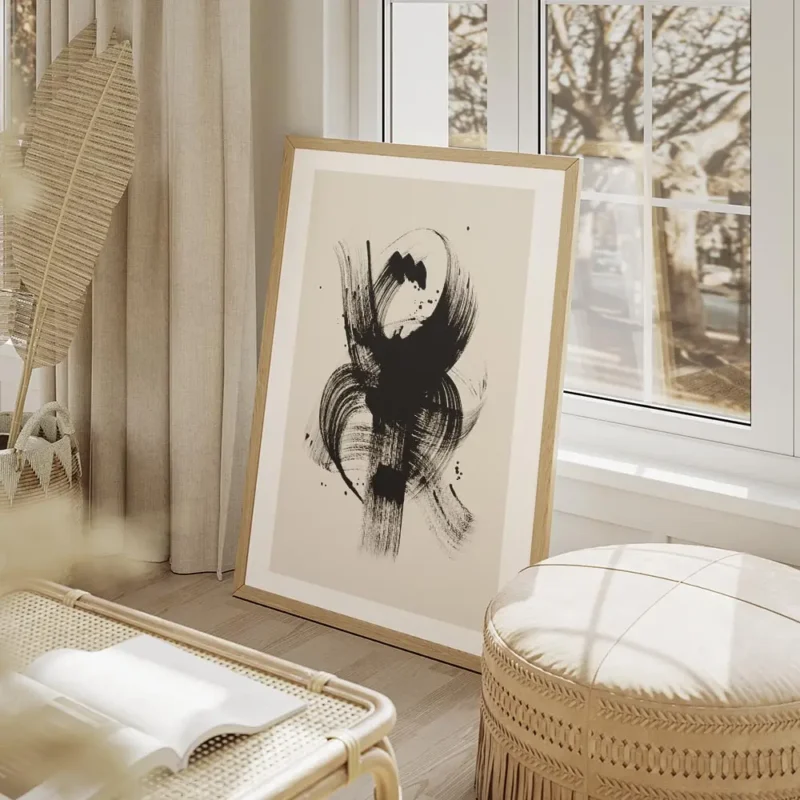 affiche avec un motif abstrait de coups de pinceau noirs audacieux et de taches salon beige.webp
