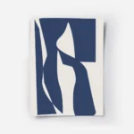 affiche avec un motif abstrait de visage geometrique bleu fonce sur fond beige c.webp