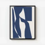 affiche avec un motif abstrait de visage geometrique bleu fonce sur fond beige c avec cadre.webp