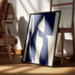 affiche avec un motif abstrait de visage geometrique bleu fonce sur fond beige c encadre.webp