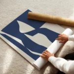 affiche avec un motif abstrait de visage geometrique bleu fonce sur fond beige c enroule.webp