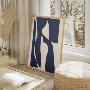 affiche avec un motif abstrait de visage geometrique bleu fonce sur fond beige c salon beige.webp