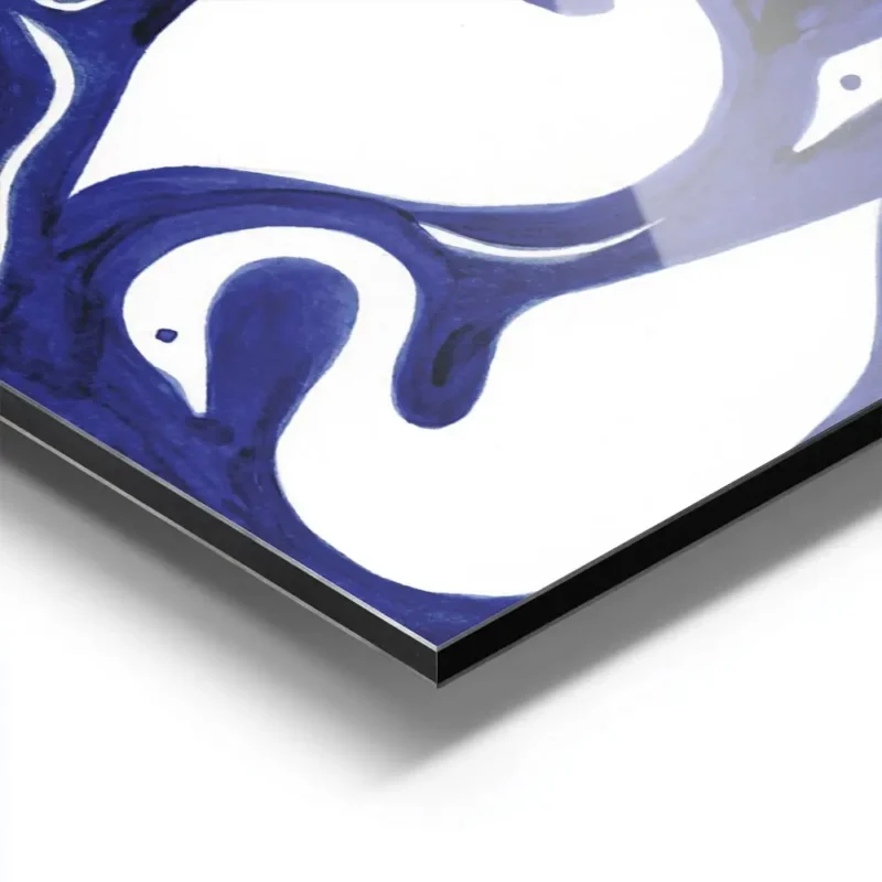 affiche avec un motif de cygnes blancs stylises sur fond bleu cobalt aluminium.webp