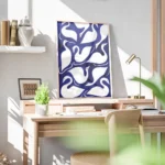 affiche avec un motif de cygnes blancs stylises sur fond bleu cobalt bureau.webp