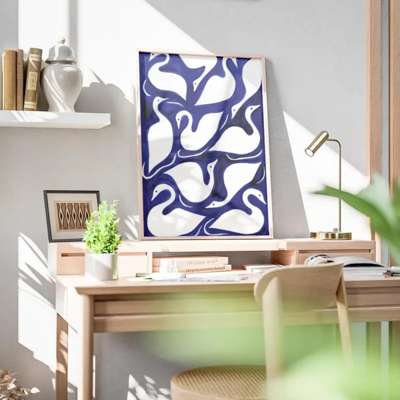 affiche avec un motif de cygnes blancs stylises sur fond bleu cobalt bureau.webp