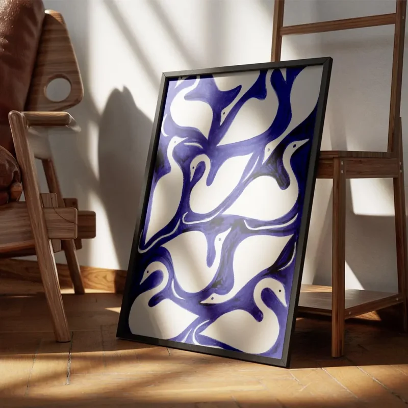 affiche avec un motif de cygnes blancs stylises sur fond bleu cobalt encadre.webp