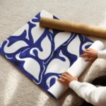 affiche avec un motif de cygnes blancs stylises sur fond bleu cobalt enroule.webp