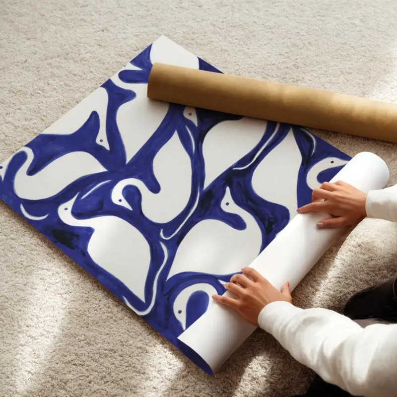 affiche avec un motif de cygnes blancs stylises sur fond bleu cobalt enroule.webp