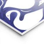 affiche avec un motif de cygnes blancs stylises sur fond bleu cobalt lightpanel.webp