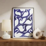 affiche avec un motif de cygnes blancs stylises sur fond bleu cobalt meuble.webp