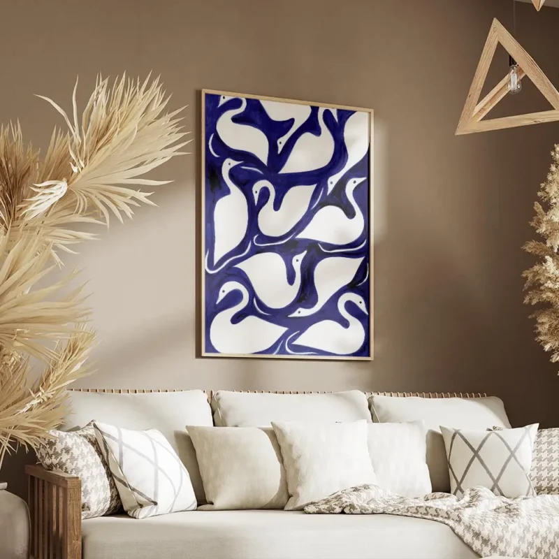 affiche avec un motif de cygnes blancs stylises sur fond bleu cobalt salon.webp