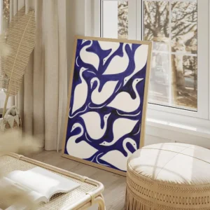 affiche avec un motif de cygnes blancs stylises sur fond bleu cobalt salon beige.webp