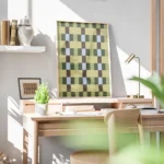 affiche avec un motif de damier compose de carres vert olive vert fonce beige et bureau.webp