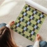 affiche avec un motif de damier compose de carres vert olive vert fonce beige et en rouleau.webp