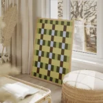 affiche avec un motif de damier compose de carres vert olive vert fonce beige et salon beige.webp