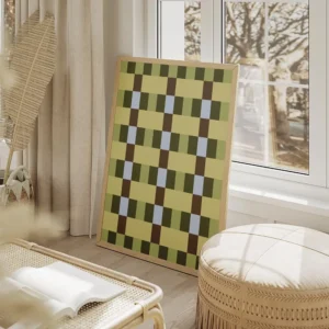 affiche avec un motif de damier compose de carres vert olive vert fonce beige et salon beige.webp