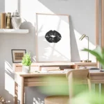 affiche avec un motif de levres noires sur fond blanc style typographie bureau.webp