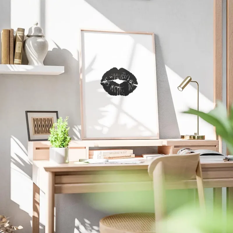 affiche avec un motif de levres noires sur fond blanc style typographie bureau.webp